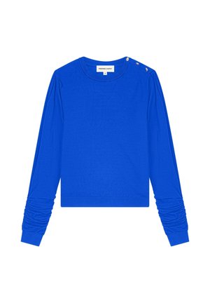 Helles blaues Langarm-Pullover mit gerippten Bündchen, drei kleinen Knöpfen an einer Schulter und Rundhalsausschnitt.