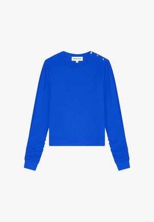 Helles blaues Langarm-Pullover mit gerippten Bündchen, drei kleinen Knöpfen an einer Schulter und Rundhalsausschnitt.