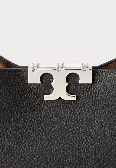 Sac en cuir noir avec une surface texturée et un accent en métal argenté proéminent, avec un design de logo au niveau de l'ouverture supérieure.