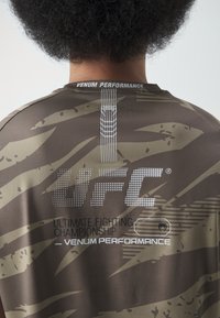 Venum UFC FIGHT WEEK 3.0 DRY TECH - Spordi T-särk - khaki