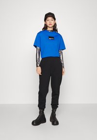 Karl Lagerfeld Jeans SHORT-SLEEVED - Apdrukāts T-krekls - blue