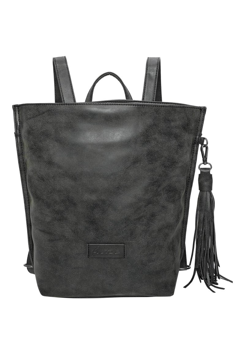 Mochila negra de imitación cuero con una textura suave, forma rectangular, correas de hombro ajustables y un flequillo decorativo a un lado.