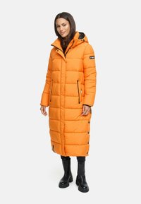 Oranje gewatteerde lange jas met een capuchon, voorzien van zwarte accenten, ritszakken en knoopdetails langs de zijkant.