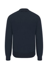 Granatowy dzianinowy sweter z kołnierzykiem, ściągaczami na rękawach i pasie. Gładka faktura, bez widocznych logo czy wzorów.