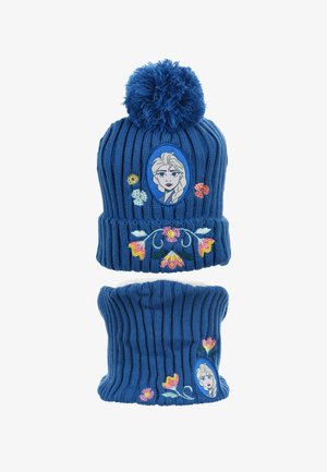 Blauwe gebreide muts en bijpassende nekwarmers, met een pompon, bloemenborduursel en een geborduurd afbeelding van een personage op beide stukken.