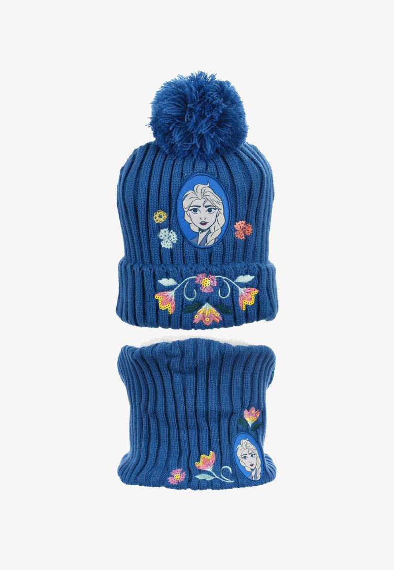 Gorro de punto azul y bufanda a juego, con pompón, bordados florales y una imagen bordada de un personaje en ambas piezas.