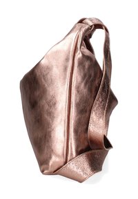 Metalen roségouden handtas met een slouchy ontwerp, een brede schouderband en een gladde textuur. Heeft een zichtbare rits langs de voornaad.