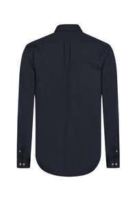 Camisa de manga larga de color navy con cuello puntiagudo, detalle de pliegue en la parte trasera, dobladillo curvado y puños abotonados. Textura de tela suave.