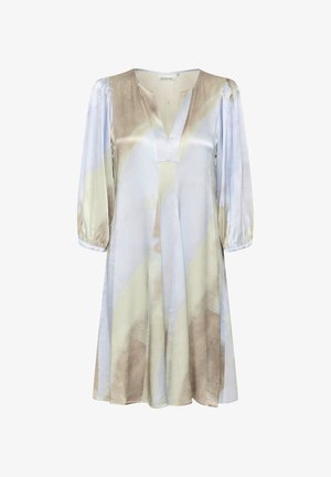 Lühikeste varrukatega kleit helesinise ja beeži abstraktse mustriga, millel on sügav V-kaelus ning pehme, voolav kangas, millel on kergelt läbipaistev tekstuur.