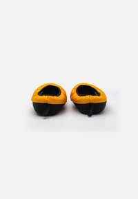 The North Face NSE TENT MULE IV - Mules - summit gold/black