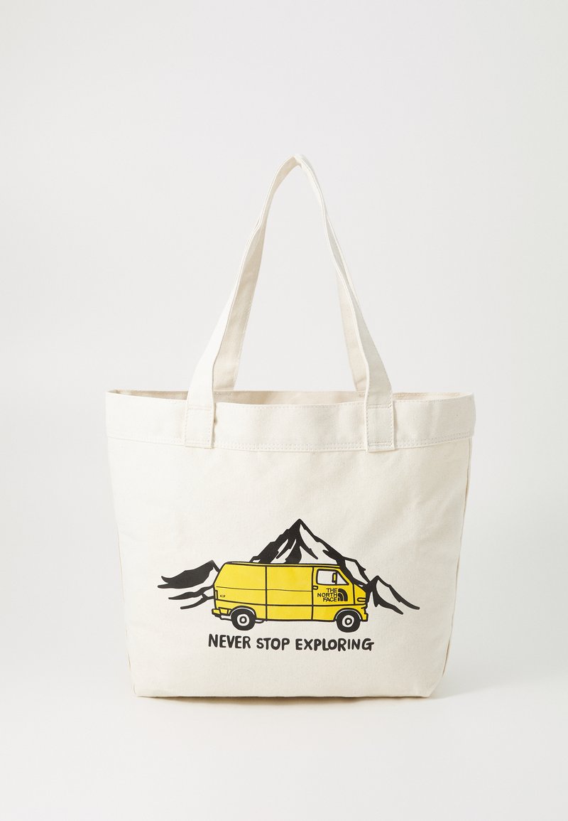 Καμβάς τσάντα από καμβά σε κρέμα με γραφικό κίτρινο βαν και σχέδιο βουνού σε μαύρο, με το κείμενο "ΠΟΤΕ ΜΗΝ ΣΤΑΜΑΤΗΣΕΙΣ ΝΑ ΕΞΕΡΕΥΝΑΣ."