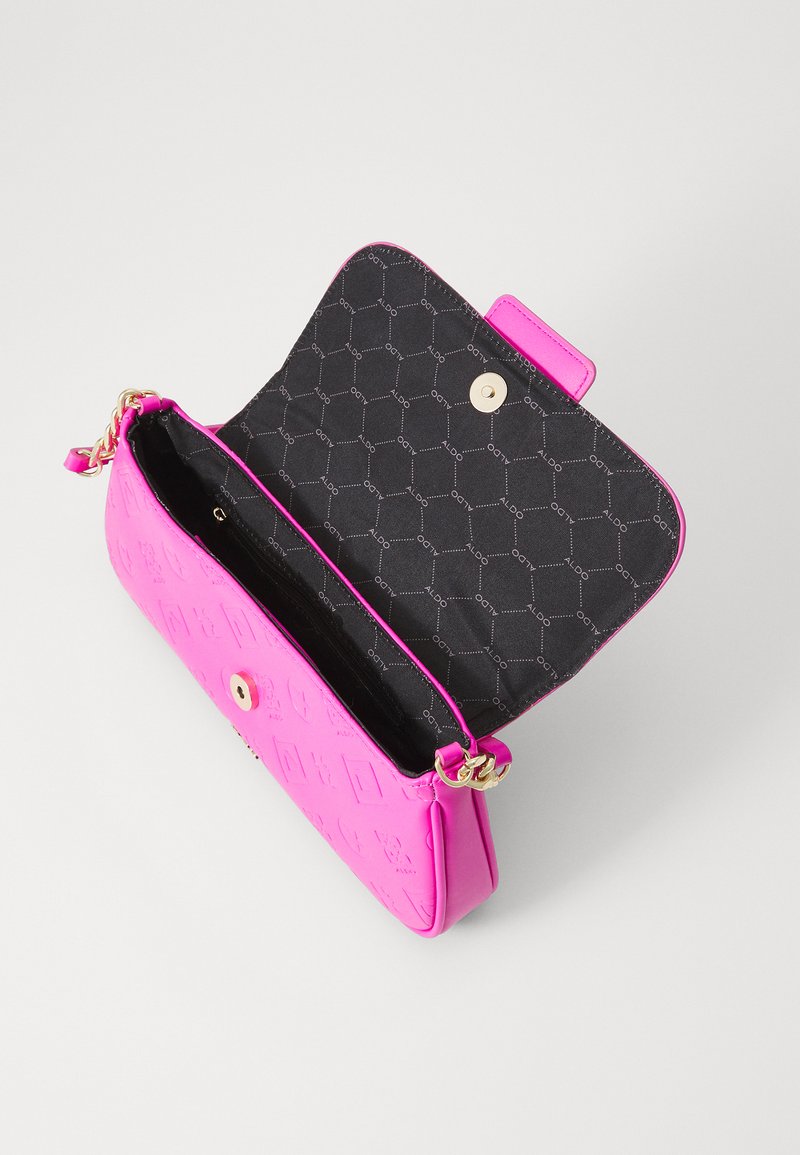 Borsa a tracolla rosa in pelle con esterno testurizzato, hardware dorato e interno a motivo nero. Presenta una chiusura a scatto e una tracolla regolabile.