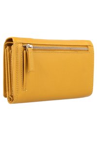 Cartera de cuero amarilla con cierre de cremallera, múltiples ranuras para tarjetas y una textura suave. Presenta detalles de costura en los bordes.