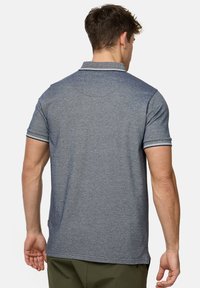 Heren polo met korte mouwen in donkerblauwe textuur, voorzien van een gestreepte kraag en mouwen, met een rechte zoom en een relaxte pasvorm.