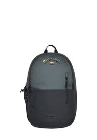 Zaino in tessuto nero e grigio scuro, dotato di una tasca frontale con zip, manico superiore e logo colorato nella parte superiore. Texture liscia.