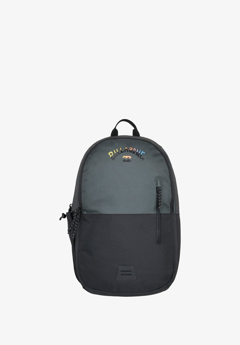 Zaino in tessuto nero e grigio scuro, dotato di una tasca frontale con zip, manico superiore e logo colorato nella parte superiore. Texture liscia.