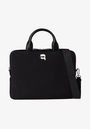 Schwarze Laptoptasche aus glattem Stoff, mit zwei Obergriffen, einem abnehmbaren Gurt und einem silbernen Cartoon-Logo auf der Vorderseite.