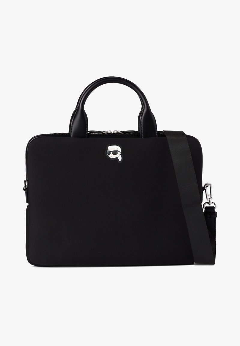 Zwarte laptoptas van gladde stof, met twee bovenhandvatten, een afneembare riem en een zilveren cartoonlogo aan de voorkant.