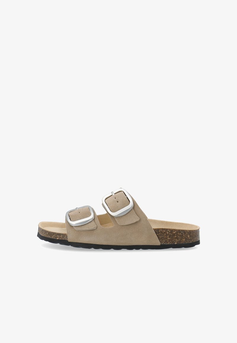 Beige suède instapsandalen met twee verstelbare zilveren gespen, een kurken voetbed en een gestructureerde zwarte rubberen zool.