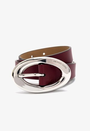 Ceinture en cuir bordeaux avec une boucle ovale en argent. La boucle présente une finition polie ; la ceinture a une texture lisse et des coutures visibles.