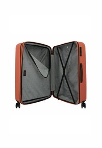 Maleta dura de color naranja, abierta para revelar un interior gris con patrones triangulares, correas cruzadas y un bolsillo interior. Cuatro ruedas para facilitar la movilidad.
