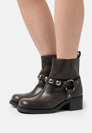 Cowboy/biker ankle boot - cigar