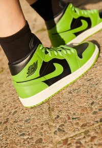 Jordan - AIR JORDAN 1 MID - Augsti sporta apavi - black/altitude green/sail Miniatūras attēls 1