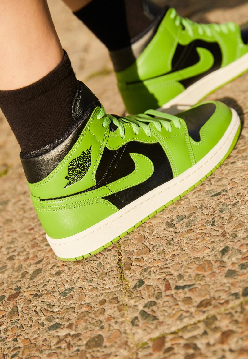 Jordan - AIR JORDAN 1 MID - Sneaker high - black/altitude green/sail, Vergrößern