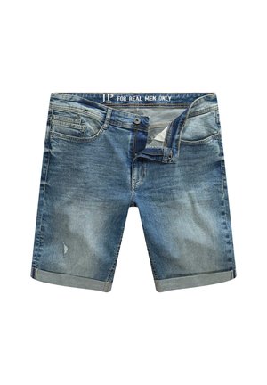 Pantaloni corti in denim azzurro chiaro con un lavaggio sbiadito, dotati di cinque tasche, orli arrotolati e chiusura con bottone. Etichetta "PERVERI UOMINI SOLAMENTE" all'interno.