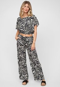 SET BATWING AND WIDE  - Hlače - black/white