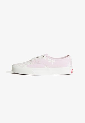 Baskets basses en toile rose clair avec motifs floraux blancs, semelle en caoutchouc blanche, lacets blancs et logo de la marque rouge sur le talon.