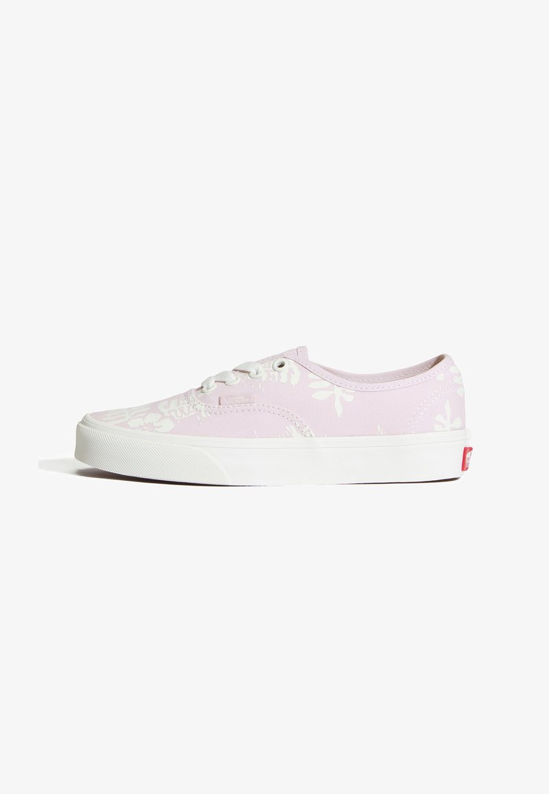 Baskets basses en toile rose clair avec motifs floraux blancs, semelle en caoutchouc blanche, lacets blancs et logo de la marque rouge sur le talon.