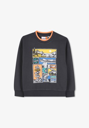 Donkergrijze sweatshirt met een oranje ronde hals, met een grafische print van buitenlandschappen, tekst en illustraties in geel, blauw en oranje.