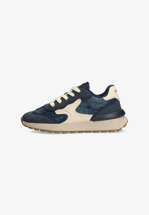 Marineblaue und cremefarbige Sneaker mit einem strukturierten Denim-Obermaterial, kontrastierenden Lederakzenten, runder Zehenpartie, flachen Schnürsenkeln und einer hellen Gummisohle.