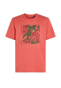 Camiseta de algodón color coral con mangas cortas y un gráfico cuadrado en la parte frontal que presenta patrones de contorno en verde y rojo, mostrando líneas detalladas y texto.