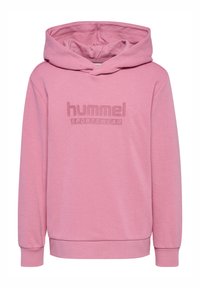 Rosa hoodie gjort av mjukt tyg, med en kenguruficka och ribbade ärmar. "Hummel Sportswear"-logotyp präglad på framsidan.