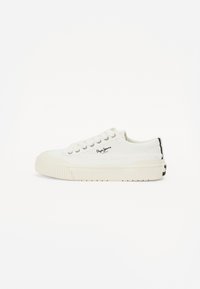 Vita canvas sneakers med en texturerad ovandel, rund tå och tjock, räfflad sula. Har metallöglor och logotyp på sidan.