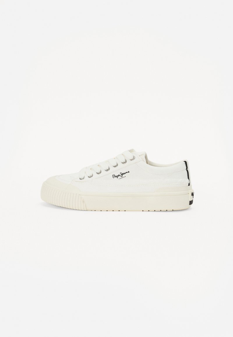 Vita canvas sneakers med en texturerad ovandel, rund tå och tjock, räfflad sula. Har metallöglor och logotyp på sidan.
