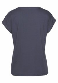 Marineblauwe t-shirt van zachte stof, met korte mouwen, een ronde halslijn en een eenvoudige achterkant zonder patronen of versieringen.