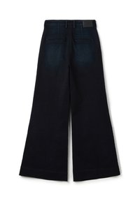 Brede pijpen broek in donkerblauwe denim met een gladde textuur, voorzien van twee achterzakken en een gestikte zoom met een nette afwerking.