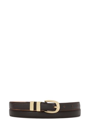 Ceinture en cuir marron avec une texture lisse, dotée d'une boucle en métal doré et d'un design à double boucle, avec des détails de couture le long des bords.