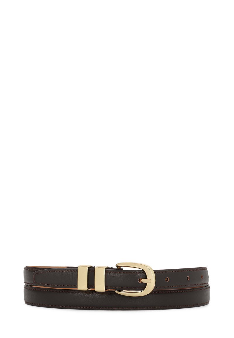 Bruine leren riem met een gladde textuur, voorzien van een gouden metalen gesp en een design met dubbele lus, met gestikte details langs de randen.