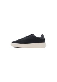 Sneaker sintetica nera con una texture liscia, punta tonda e suola in gomma bianca. Presenta lacci e un design a profilo basso.