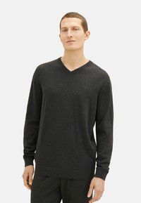 Ciemnoszary sweter w serek wykonany z miękkiego materiału, z długimi rękawami i ściągaczami, z subtelnym logo na piersi.