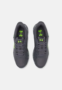 Adidași gri pentru sport, confecționați din materiale din plasă și cauciuc, cu accente de culoare verde lime și un design texturat. Include șireturi și o guler căptușit.