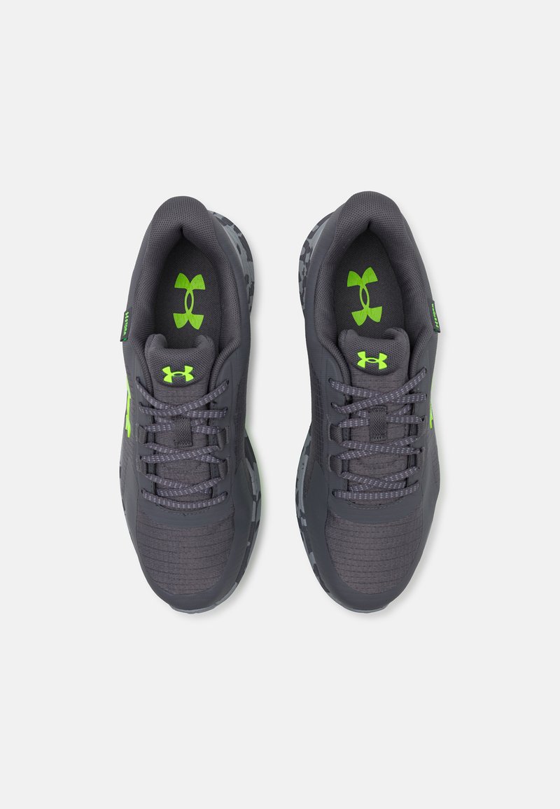 Szare buty sportowe wykonane z siateczki i gumowych materiałów, z limonkowymi akcentami i fakturowanym wzorem. Zawierają sznurowadła i wyściełany kołnierz.