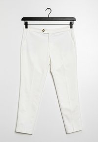 Witte broek van lichtgewicht stof, met een voorste knoopsluiting, twee zijzakken en een slim fit ontwerp. Hangt aan een zwarte haak.