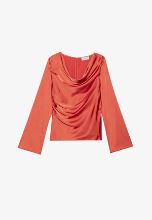 Punane satiinist topp, millel on pikad laienevad varrukad ja drapeeritud kaelus. Omab ühel küljel õrna kogumist ning seljaosas lukku.