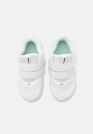 Λευκά παιδικά παπούτσια Nike με σόλες εσωτερικά σε χρώμα μέντας, πλέγμα στα δάχτυλα και διπλά ρυθμιζόμενα λουριά βέλκρο, απεικονισμένα από πάνω.