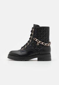 Guess - XENIA - Enkellaarsjes met plateauzool - black Miniatuurafbeelding 1